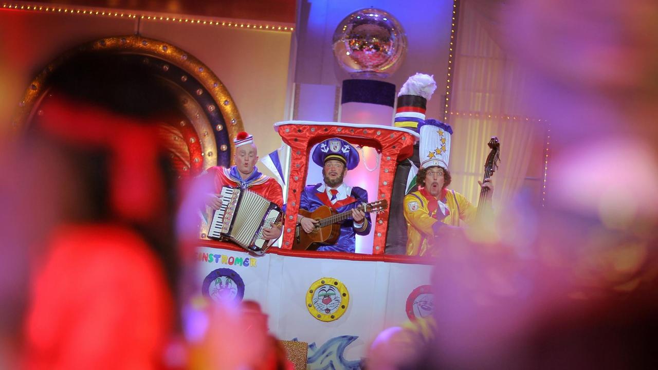 Narren feiern Karneval, bei der Fernsehshow "Mainz bleibt Mainz, wie es singt und lacht" (2014).