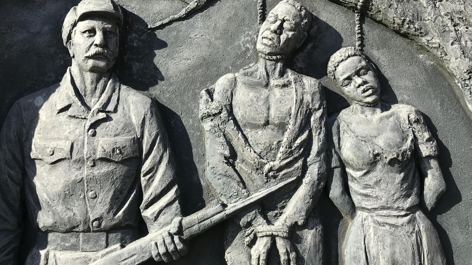 Ein Denkmal zur Erinnerung an den von deutschen Kolonialtruppen begangenen Völkermord an den Herero und Nama (etwas 1904-1907) im Zentrum der namibischen Hauptstadt Windhoek. Ein Denkmal zur Erinnerung an den von deutschen Kolonialtruppen begangenen Völkermord an den Herero und Nama (etwas 1904-1907) im Zentrum der namibischen Hauptstadt Windhoek.