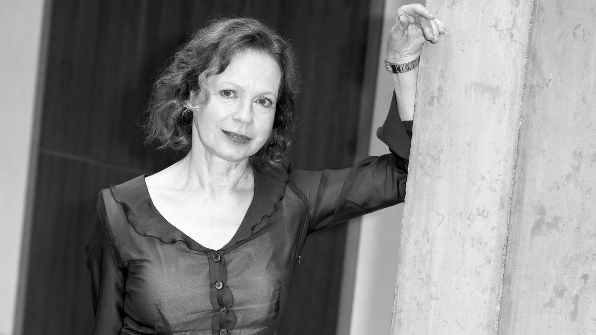 Renate Krößner lehnt an einer Wand und schaut freundlich in die Kamera. Renate Krößner lehnt an einer Wand und schaut freundlich in die Kamera.