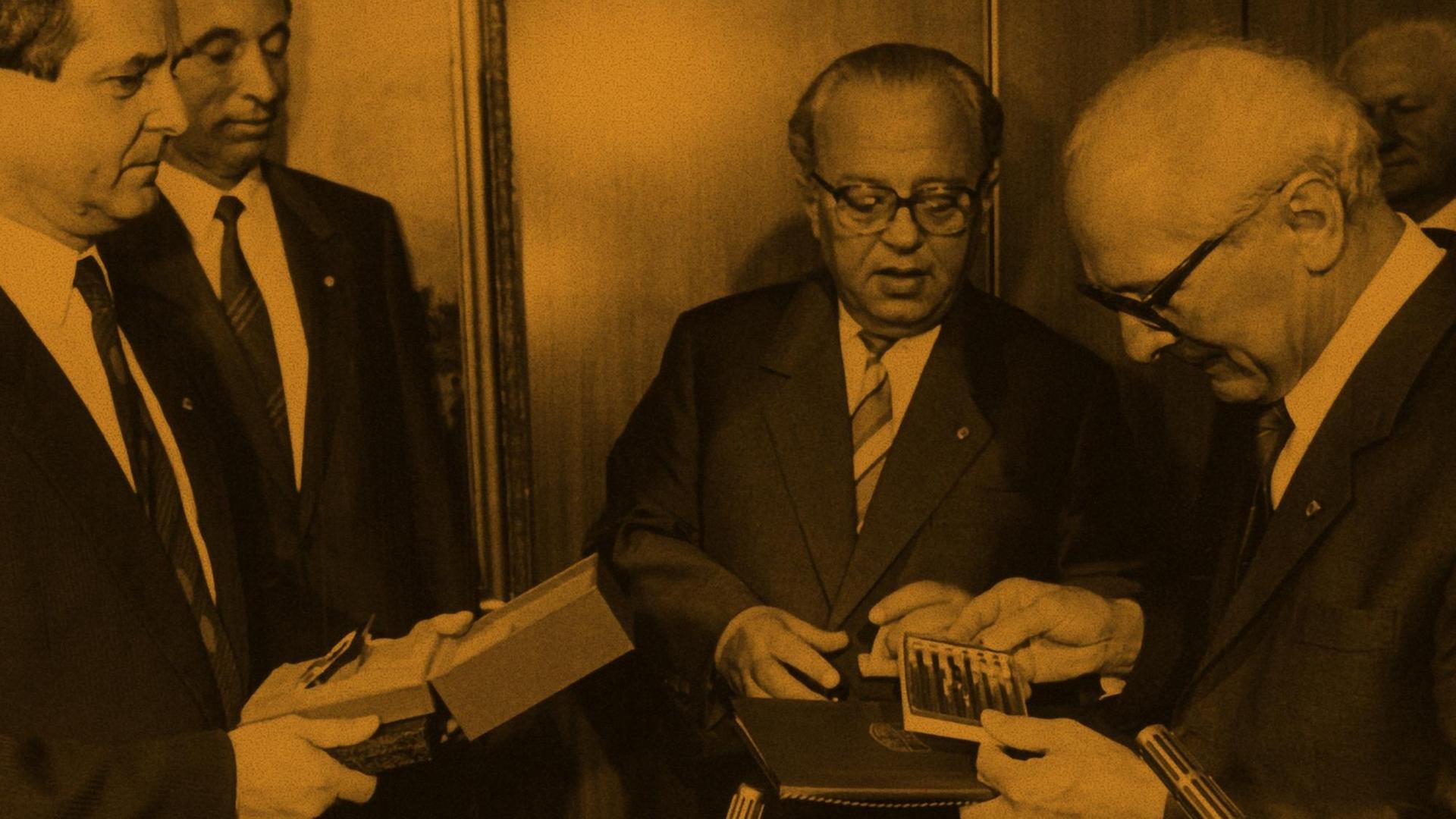 DDR Staatschef Erich Honecker mit dem ersten 1-Megabit-Chip am 12. September 1988 in Berlin DDR Staatschef Erich Honecker mit dem ersten 1-Megabit-Chip am 12. September 1988 in Berlin