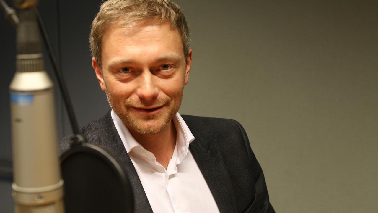 Christian Lindner im Hörfunkstudio vor dem Mikrophon. Christian Lindner im Hörfunkstudio vor dem Mikrophon.