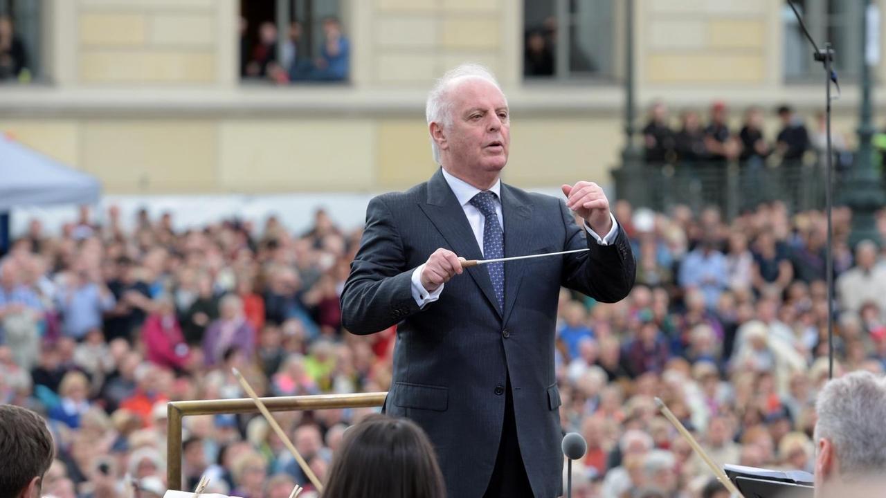 Der Dirigent Daniel Barenboim während eines Konzerts der Staatskapelle Berlin. Der Dirigent Daniel Barenboim während eines Konzerts der Staatskapelle Berlin.