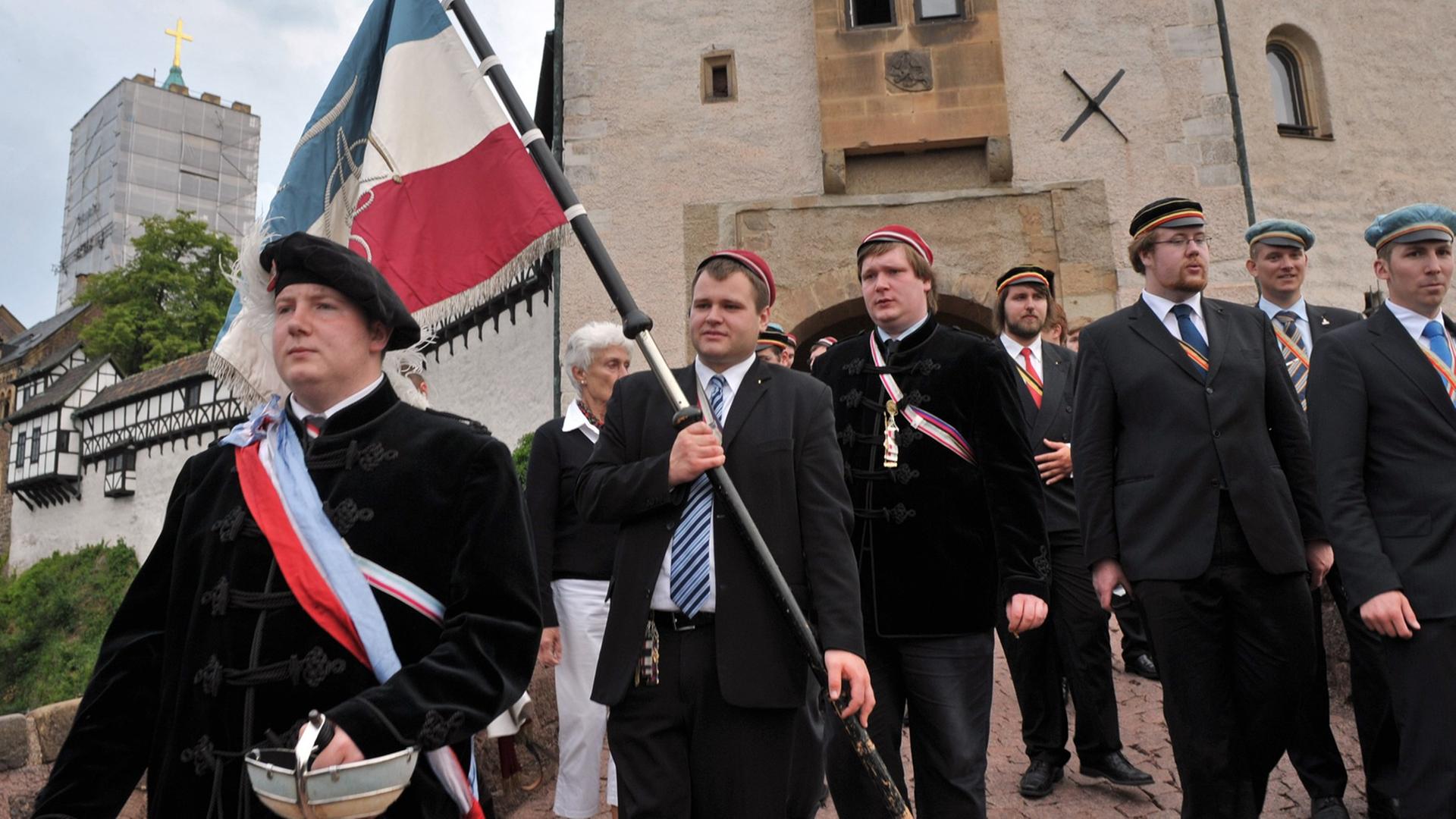 Die Deutsche Burschenschaft trifft sich am Freitag (17.06.2011) in Eisenach zum Festakt auf der Wartburg. Die Deutsche Burschenschaft trifft sich am Freitag (17.06.2011) in Eisenach zum Festakt auf der Wartburg.