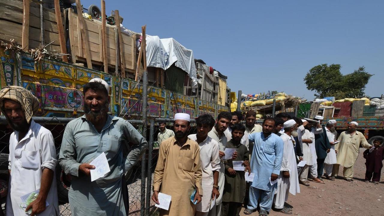 Afghanische Flüchtlinge warten auf ihre Registrierung vom Flüchtlingshilfswerk der Vereinten Nationen außerhalb von Peshawar in Pakistan, um nach Afghanistan zurückzukehren. Afghanische Flüchtlinge warten auf ihre Registrierung vom Flüchtlingshilfswerk der Vereinten Nationen außerhalb von Peshawar in Pakistan, um nach Afghanistan zurückzukehren.