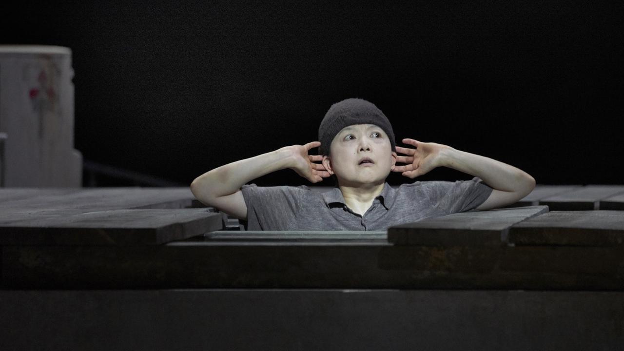 Szenenbild aus der Oper "Erdbeben. Träume" von Toshio Hosokawa. Szenenbild aus der Oper "Erdbeben. Träume" von Toshio Hosokawa.