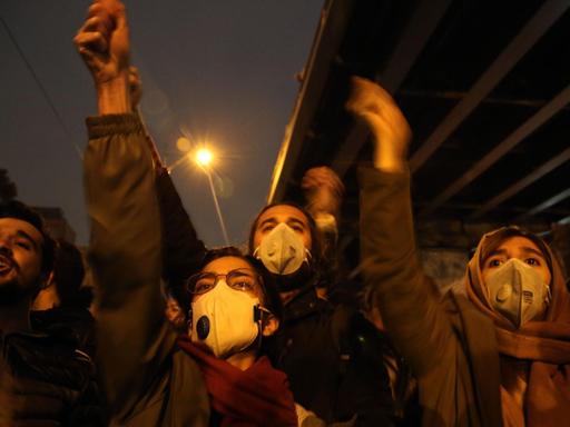 Iraner rufen Parolen gegen die Regierung, nachdem eine Mahnwache abgehalten wurde.