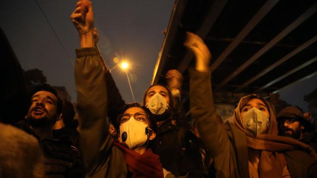 Iraner rufen Parolen gegen die Regierung, nachdem eine Mahnwache abgehalten wurde.