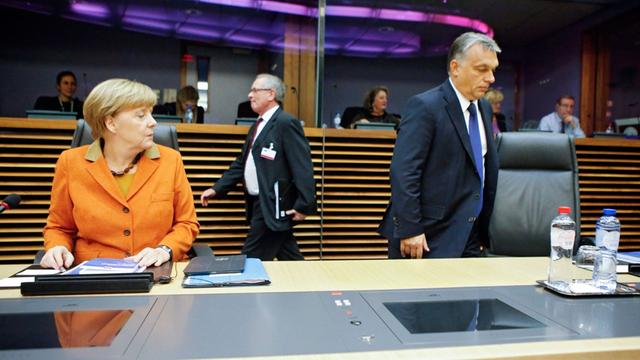 Bundeskanzlerin Angela Merkel (CDU, l.) und Ungarns Premierminister Viktor Orban beim Flüchtlingsgipfel in Brüssel