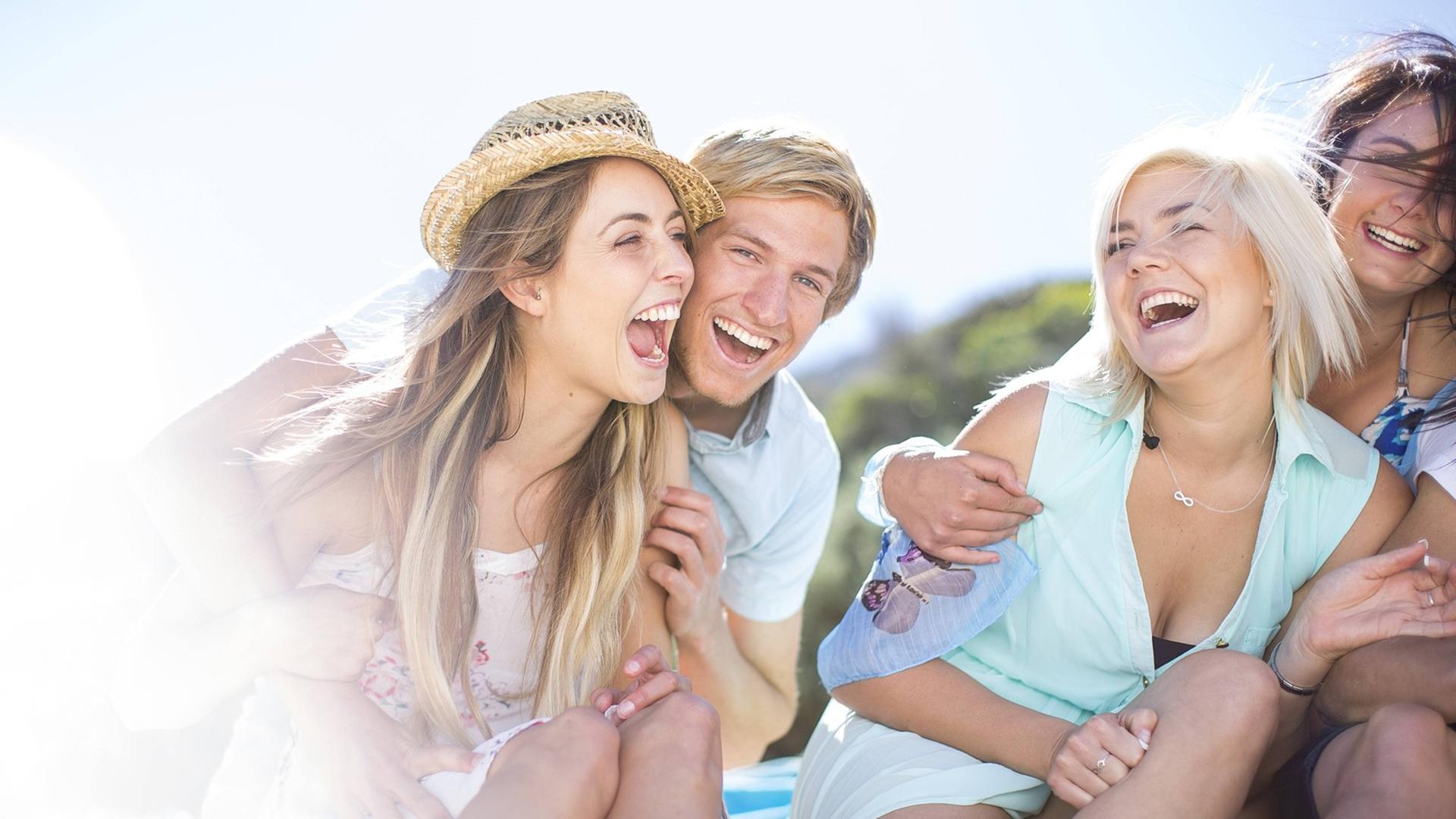 Mehrere Freunde amüsieren sich gemeinsam am Strand. Mehrere Freunde amüsieren sich gemeinsam am Strand.