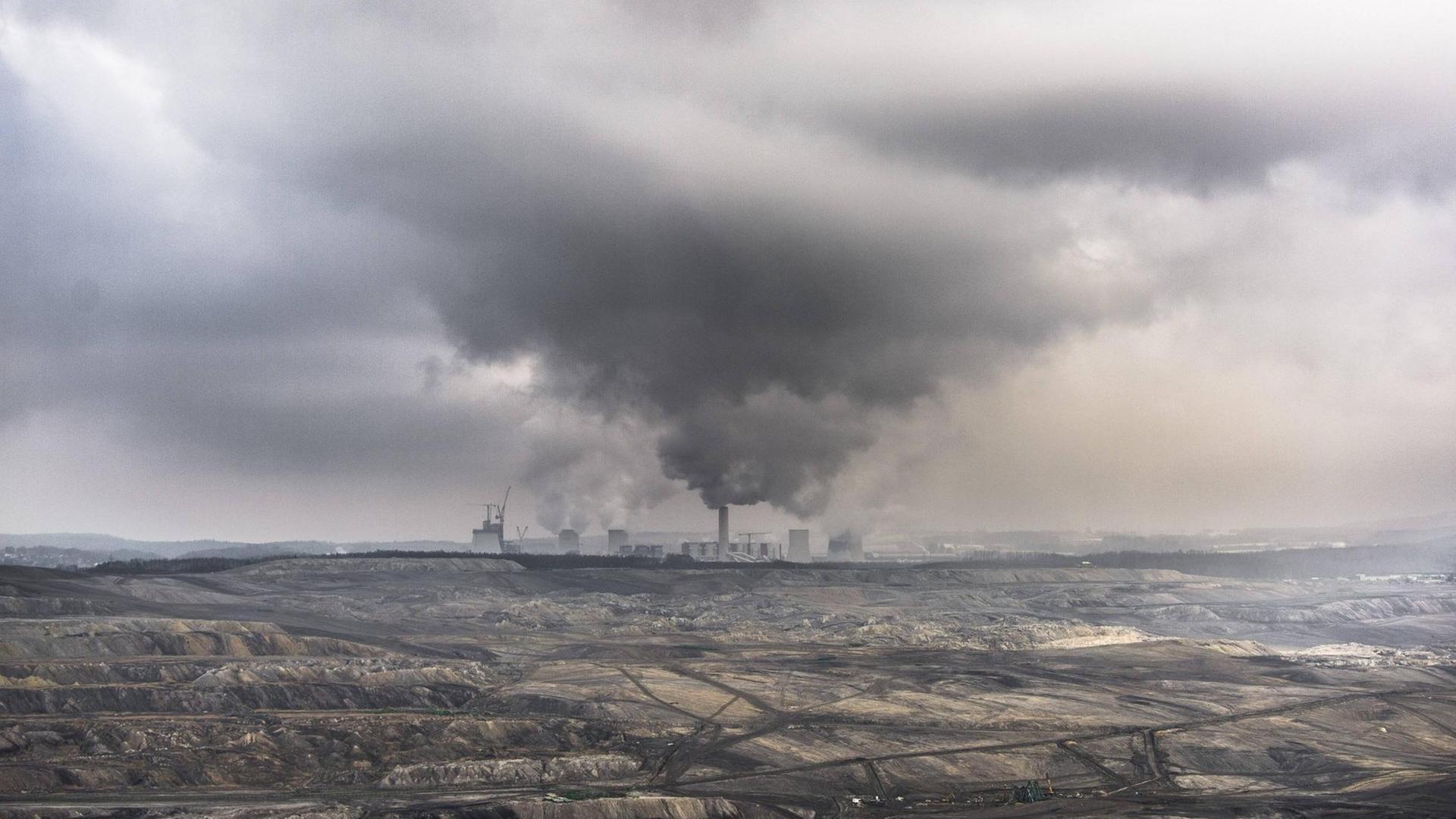 Tagebau für den Braunkohleabbau und das Kohlekraftwerk bei Bogatynia in Polen Tagebau für den Braunkohleabbau und das Kohlekraftwerk bei Bogatynia in Polen