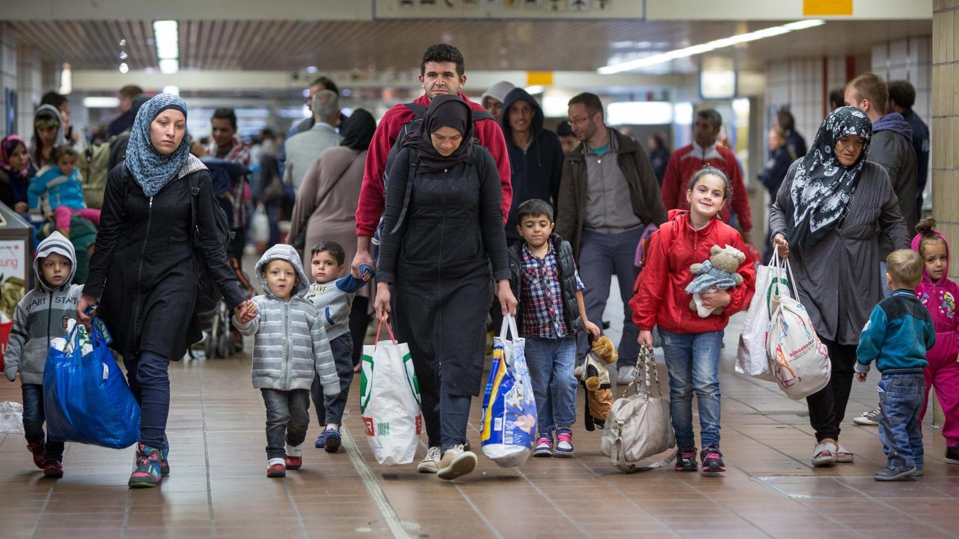 Flüchtlinge kommen am 06.09.2015 im Hauptbahnhof in Dortmund (Nordrhein-Westfalen) an.