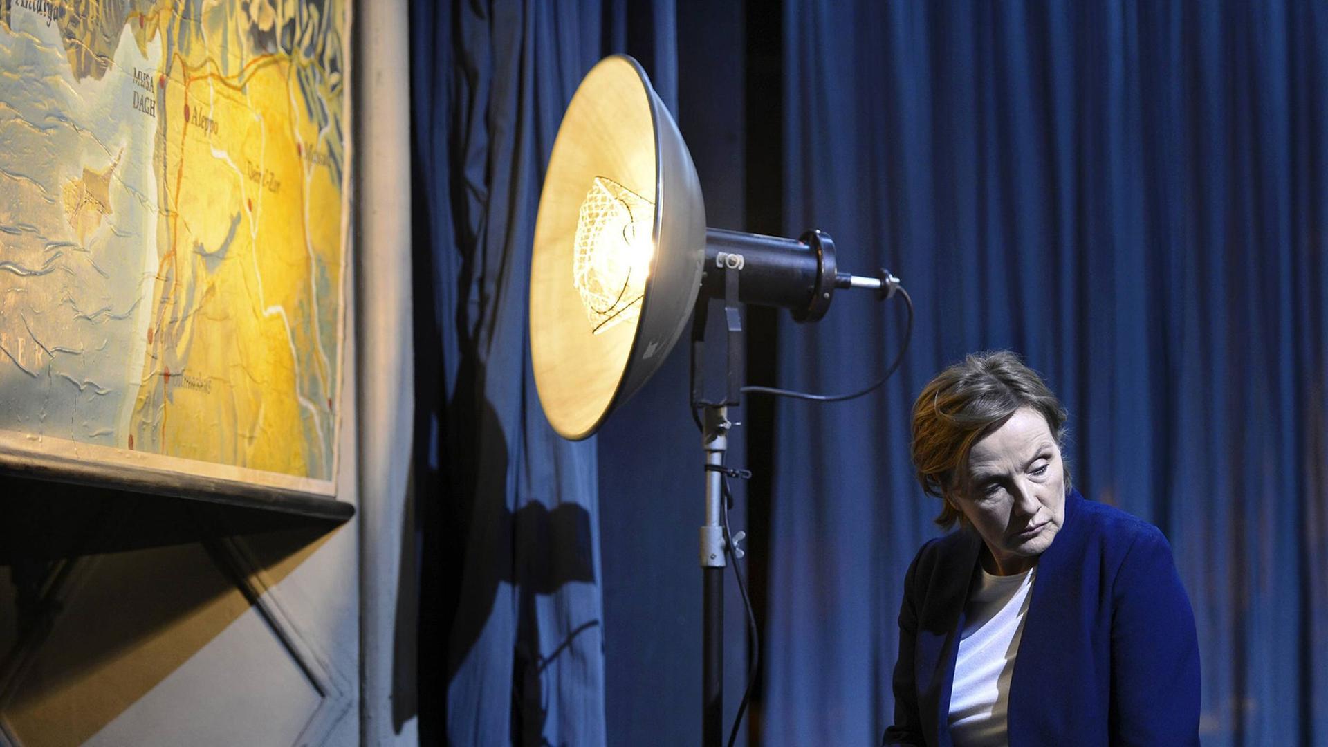 Schauspielerin Ruth Reinecke in "Musa Dagh — Tage des Widerstands" am Maxim Gorki Theater Schauspielerin Ruth Reinecke in "Musa Dagh — Tage des Widerstands" am Maxim Gorki Theater