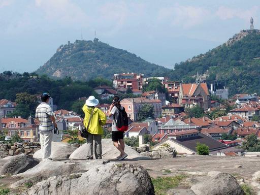 Touristen genießen den Blick auf Plovdiv in Bulgarien. 