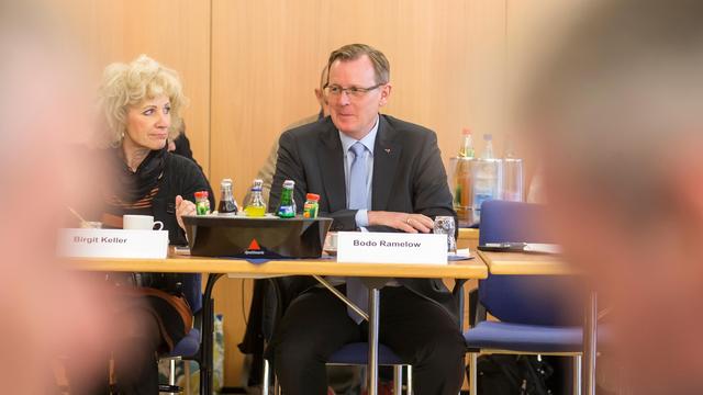 Linken-Spitzenkandidat Bodo Ramelow bei den Koalitionsverhandlungen mit SPD und Grünen in Thüringen