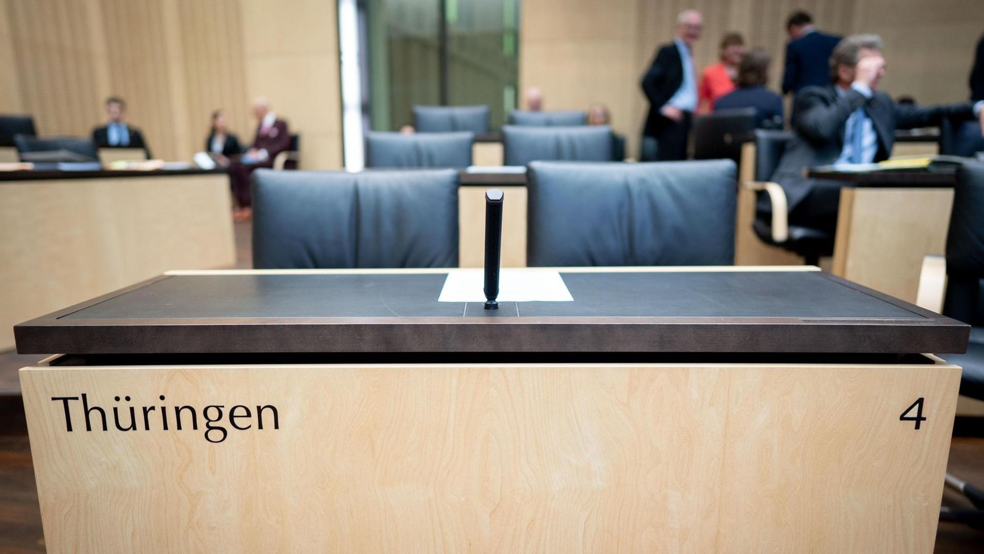 Leere Stühle und Tische sind im Bundesrat zu Beginn der Sitzung für das Land Thüringen zu sehen. Leere Stühle und Tische sind im Bundesrat zu Beginn der Sitzung für das Land Thüringen zu sehen.