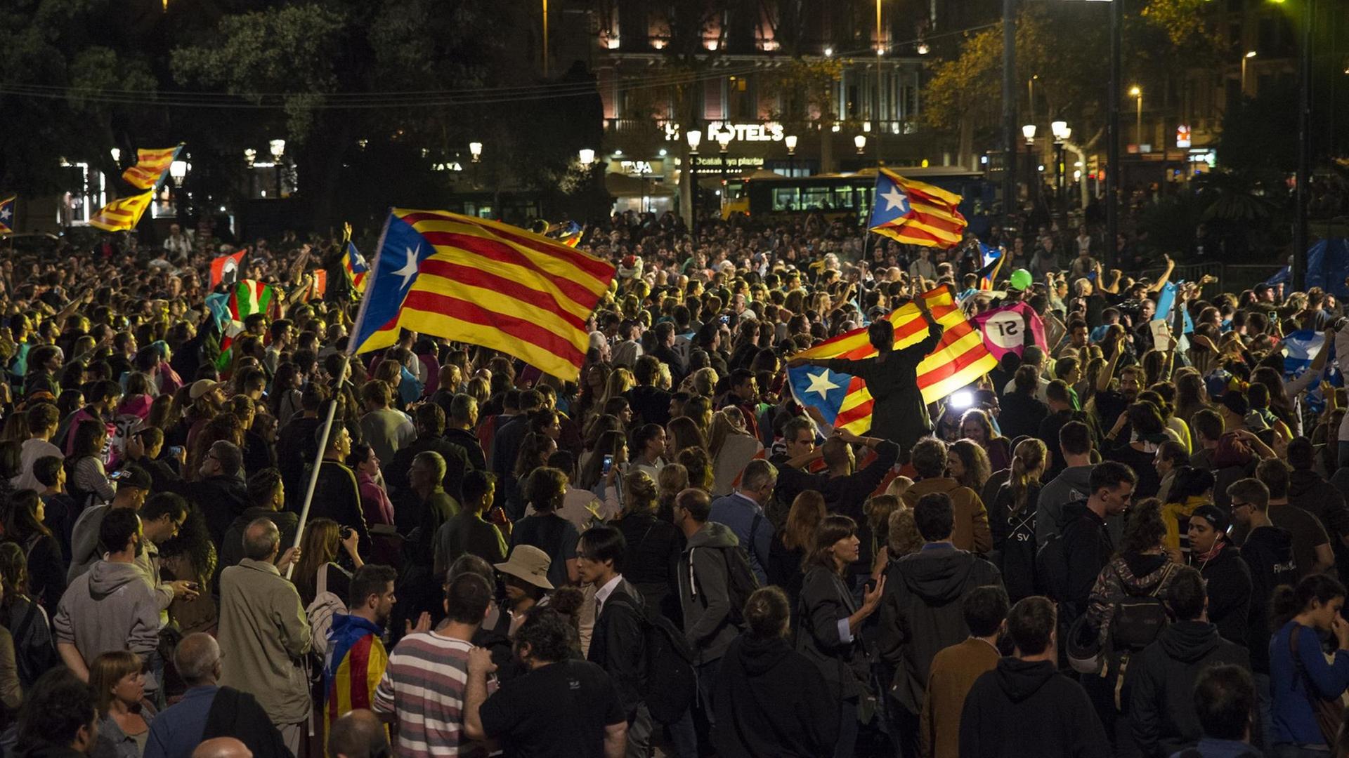 Unterstützer des Referendums zur Unabhängigkeit Kataloniens haben sich am 01.10.2017 in Barcelona auf dem Placa de Catalunya versammelt.