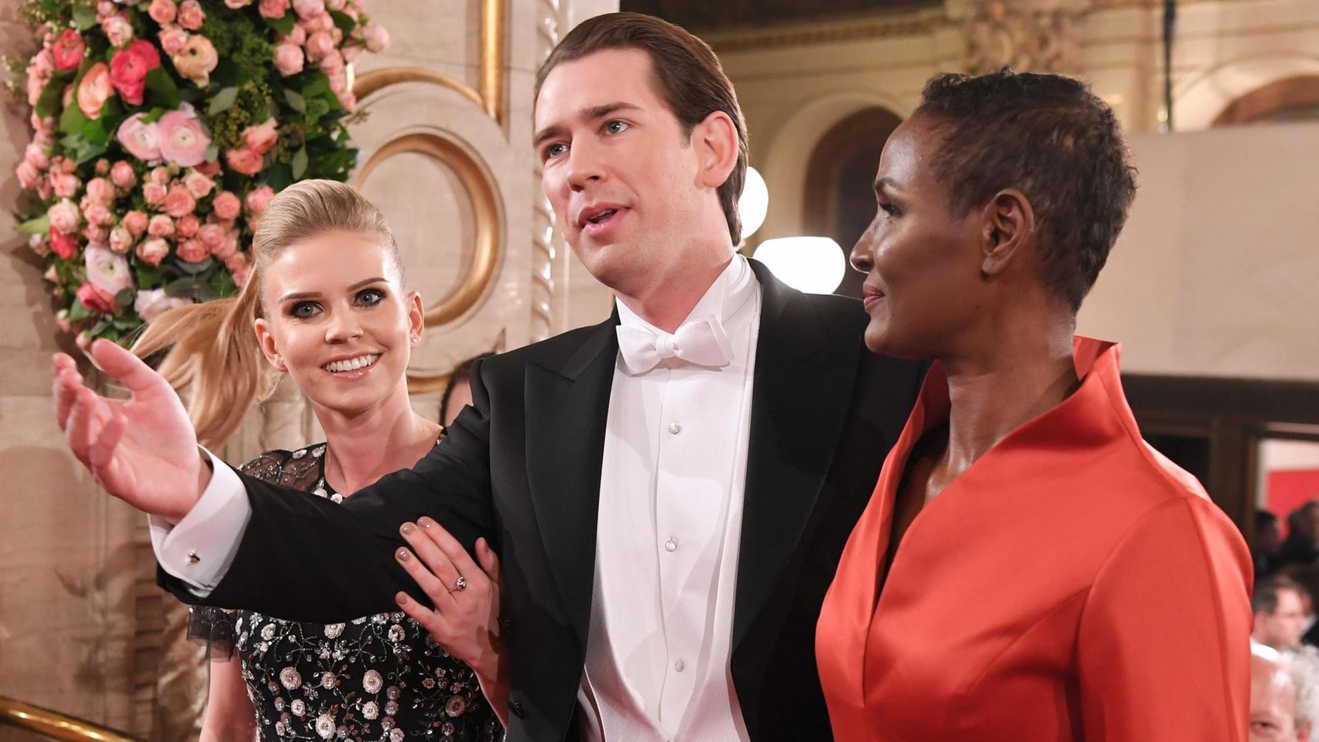 Susanne Thier, Bundeskanzler Sebastian Kurz und Autorin Waris Dirie auf dem Wiener Opernball 2018. Susanne Thier, Bundeskanzler Sebastian Kurz und Autorin Waris Dirie auf dem Wiener Opernball 2018.