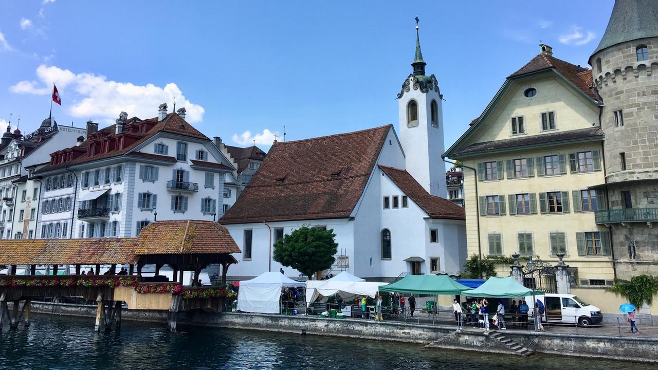 Die St. Peters-Kapelle ist die älteste Kirche Luzerns und liegt direkt gegenüber der mittelalterlichen Holzbrücke, die viele Touristen anlockt. Die St. Peters-Kapelle ist die älteste Kirche Luzerns und liegt direkt gegenüber der mittelalterlichen Holzbrücke, die viele Touristen anlockt.