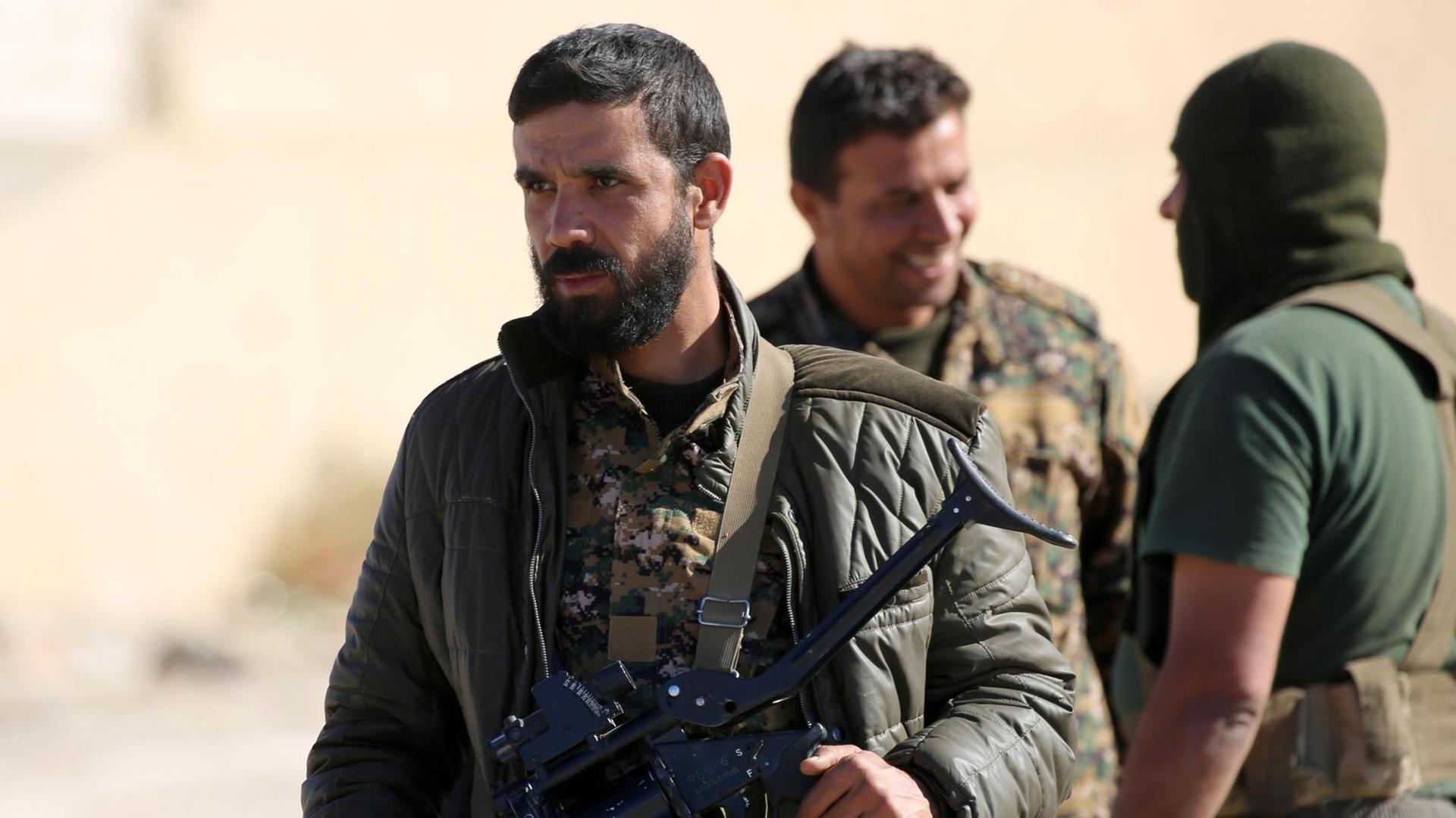 Ein Kämpfer der SDF bei der Verkündung der Offensive auf die IS-Hochburg Rakka in Syrien.