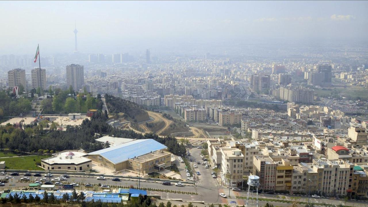 Sie sehen das Panorama der Stadt Teheran von den Hügeln des Alborz-Gebirges hinunter. Sie sehen das Panorama der Stadt Teheran von den Hügeln des Alborz-Gebirges hinunter.