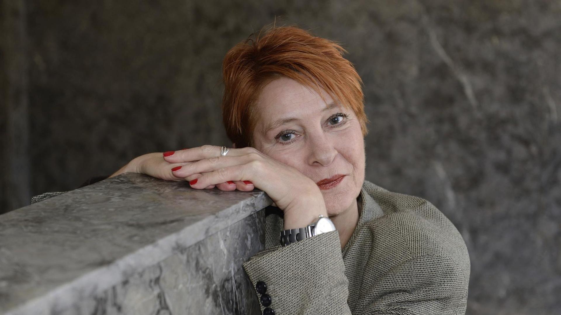 Lieselotte '' Pieke '' Biermann, deutsche Journalistin, Autorin und Uebersetzerin, Portrait in Berlin. Lieselotte '' Pieke '' Biermann, deutsche Journalistin, Autorin und Uebersetzerin, Portrait in Berlin.