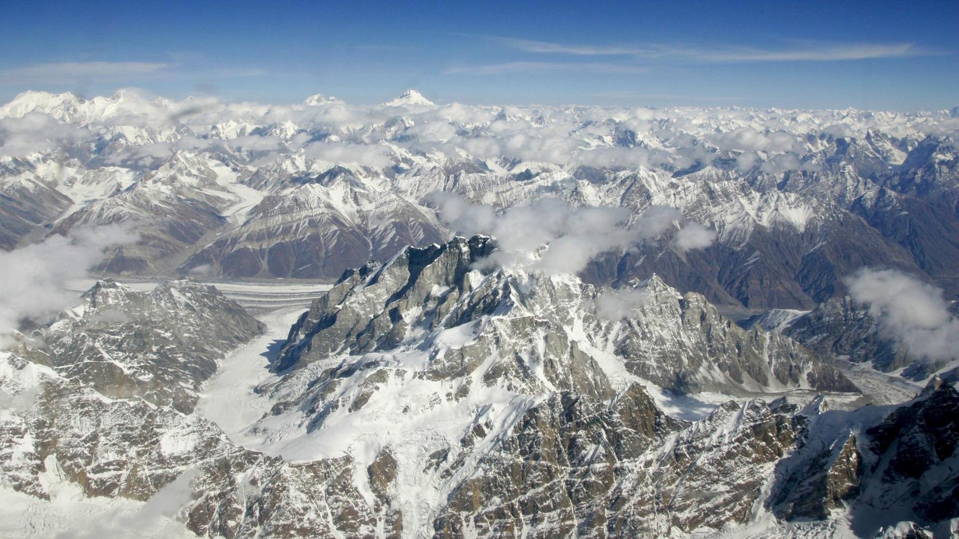 Karokoram mountains with K2 aerial view from an airplane, North Pakistan PUBLICATIONxINxGERxSUIxAUTxONLY Copyright: TimxGraham 1161-7952 Mountains With K2 Aerial View from to Airplane North Pakistan PUBLICATIONxINxGERxSUIxAUTxONLY Copyright TimxGraham 1161