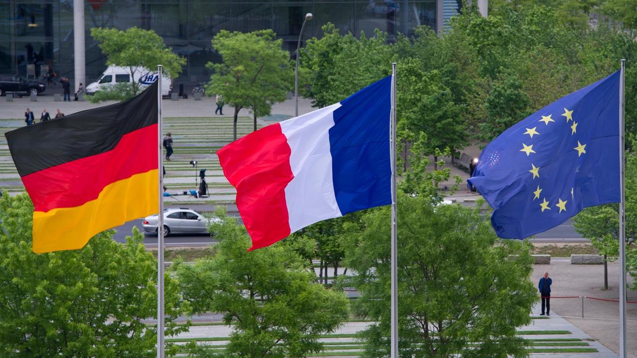 Die Flaggen von Deutschland, Frankreich und der Europäischen Union (EU) wehen im Ehrenhof des Bundeskanzleramtes in Berlin. (am 15.05.2012) Die Flaggen von Deutschland, Frankreich und der Europäischen Union (EU) wehen im Ehrenhof des Bundeskanzleramtes in Berlin. (am 15.05.2012)