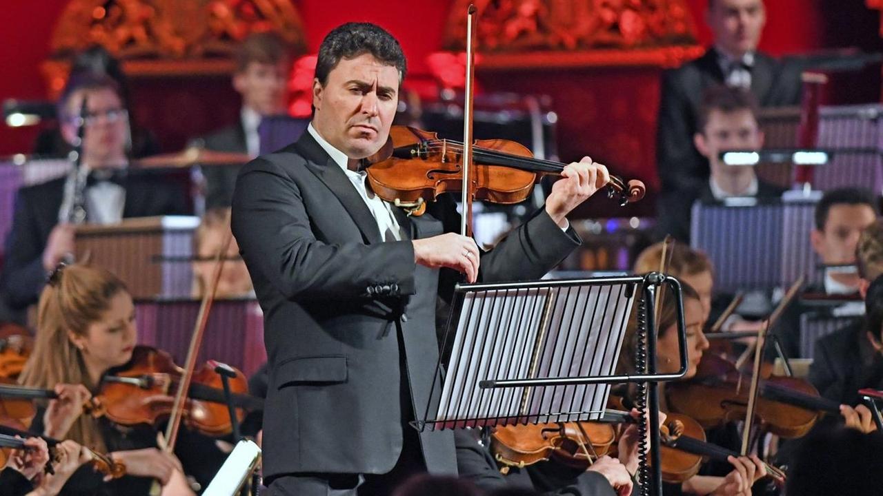 Der Violinist Maxim Vengerov spielt auf seinem Instrument. Der Violinist Maxim Vengerov spielt auf seinem Instrument.