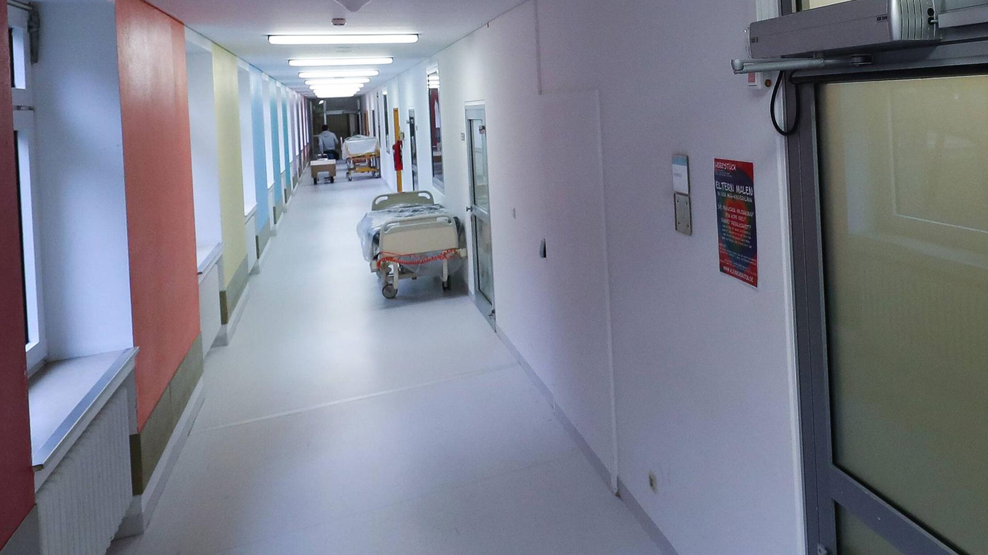 Krankenhaus mit Betten im Gang Krankenhaus mit Betten im Gang