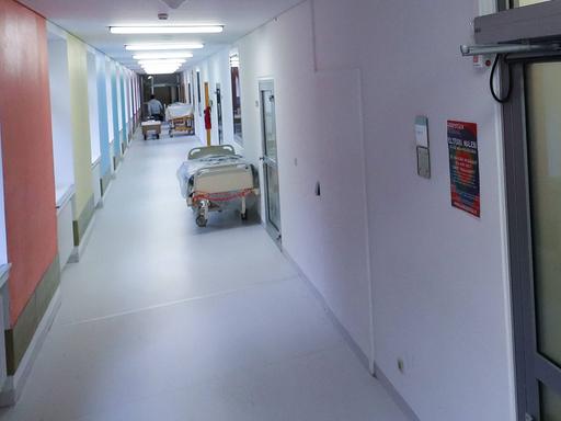 Krankenhaus mit Betten im Gang