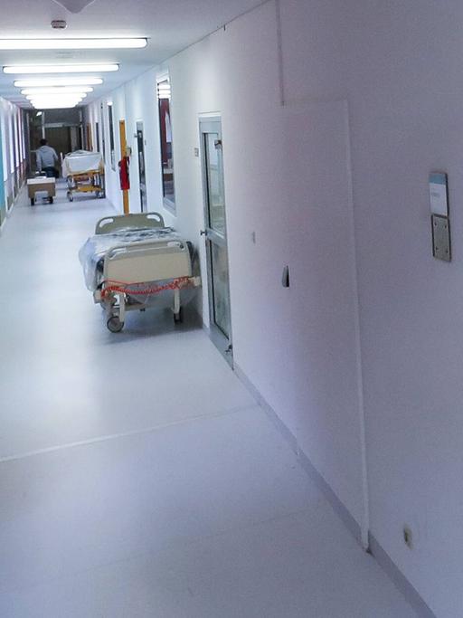 Krankenhaus mit Betten im Gang