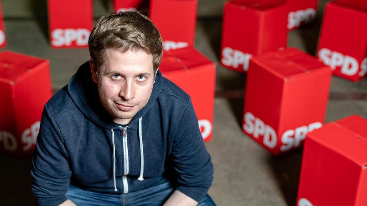 Kevin Kühnert, SPD, auf einem roten Sitzwürfel mit SPD-Logo, um ihn herum weitere Sitzwürfel