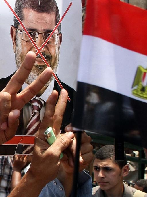 Menschen in Ägypten demonstrieren gegen Mohammed Mursi 