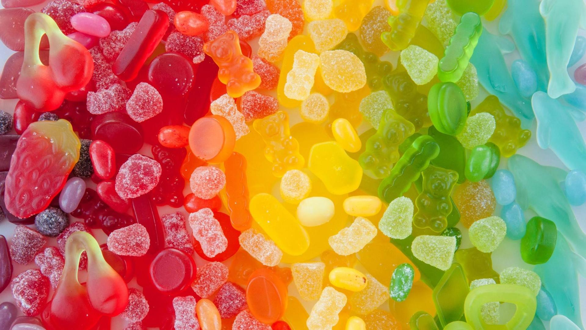 Süsse Fruchtgummi in verschiedenen leuchtenden Farben und Formen.