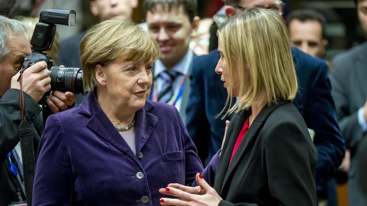 Bundeskanzlerin Angela Merkel und die EU-Außenbeauftragte Federica Mogherini auf dem EU-Gipfel in Brüssel. Bundeskanzlerin Angela Merkel und die EU-Außenbeauftragte Federica Mogherini auf dem EU-Gipfel in Brüssel.