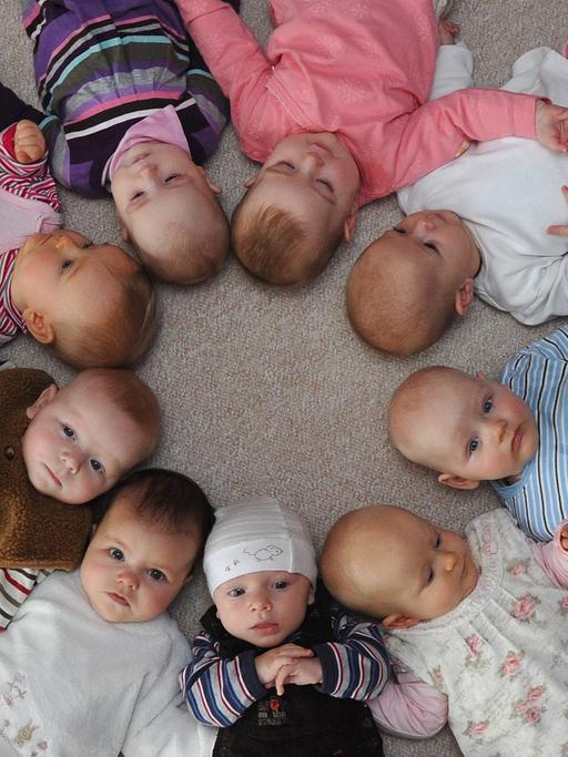 Babys liegen in einem Kreis bei einem Treffen von Müttern in einem Kindergarten in Frankfurt (Oder)