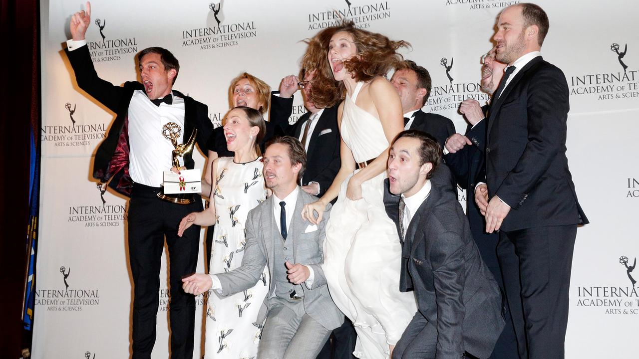 Die Mitglieder der Filmcrew von "Unsere Mütter, unsere Väter" freuen sich über den Emmy-Award für die beste nicht-amerikanische TV-Miniserie. Die Mitglieder der Filmcrew von "Unsere Mütter, unsere Väter" freuen sich über den Emmy-Award für die beste nicht-amerikanische TV-Miniserie.