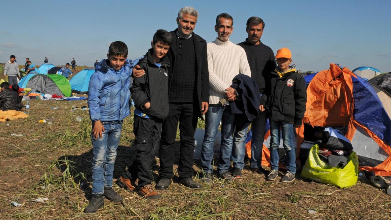 Die Familie von Abdurahman Koro aus der syrischen Stadt Aleppo in Syrien posiert am 08.09.2015 im Flüchtlingslager von Rözske in Ungarn