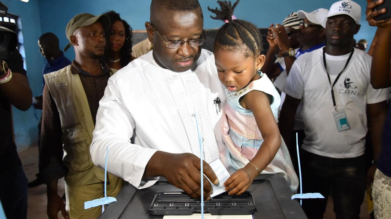 Das Bild zeigt den Politiker Julius Maada Bio aus Sierra Leone bei der Stimmabgabe am 31.3.2018. Das Bild zeigt den Politiker Julius Maada Bio aus Sierra Leone bei der Stimmabgabe am 31.3.2018.