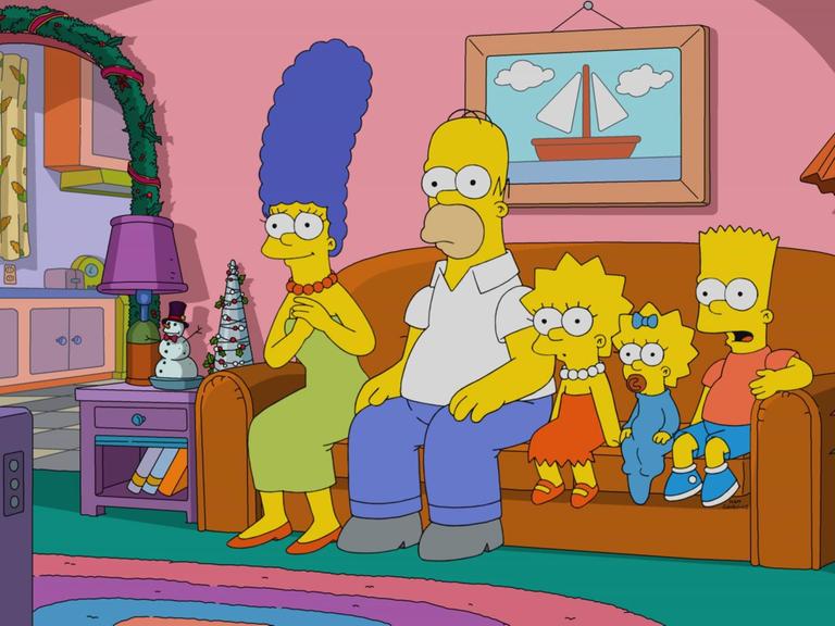 Szene aus der Trickserie "Die Simpsons": Die ganze Familie sitzt auf dem Sofa und schaut gebannt Fernsehen.