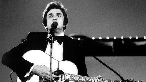 Der US-Country-Music-Star Johnny Cash bei einem Auftritt am 7.4.1980 für eine Country- und Westernmusikshow des ZDF in der Hannoveraner Eilenriedhalle.