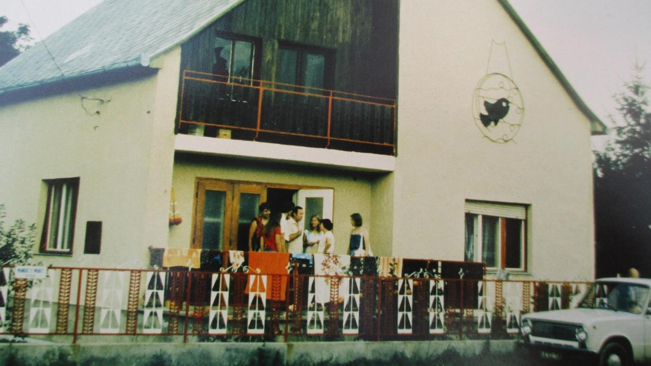 Haus am Balaton in Ungarn auf einem Foto von 1984. Haus am Balaton in Ungarn auf einem Foto von 1984.
