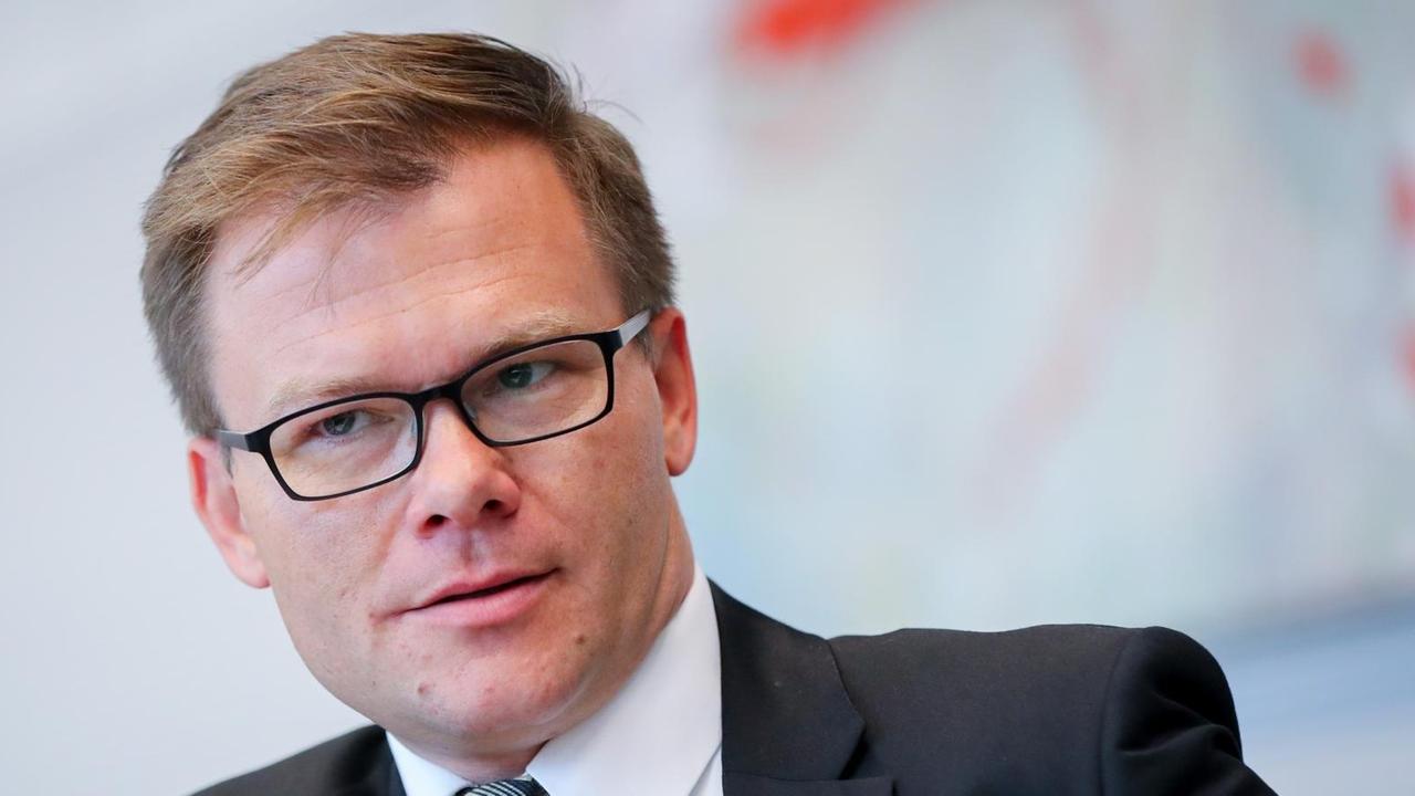 Der Parlamentarische Geschäftsführer der SPD, Carsten Schneider, nimmt am 27.09.2017 in Berlin im Bundestag an der SPD-Fraktionssitzung teil. Der Parlamentarische Geschäftsführer der SPD, Carsten Schneider, nimmt am 27.09.2017 in Berlin im Bundestag an der SPD-Fraktionssitzung teil.