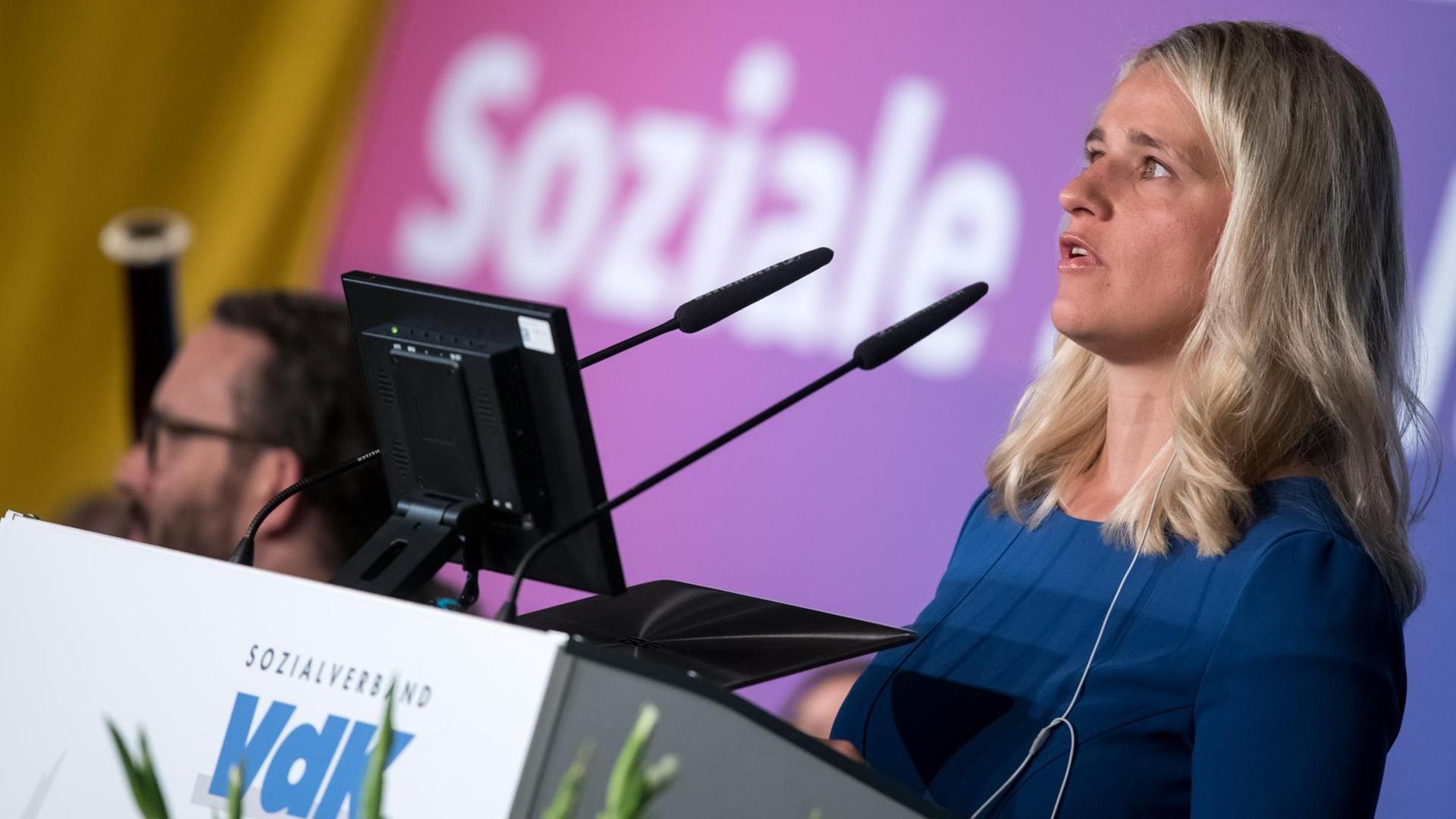 Die neue VdK-Präsidentin Verena Bentele spricht beim Bundesverbandstag des Sozialverbands VdK Deutschland. Der VdK vertritt als gemeinnütziger Verband mit 1,8 Millionen Mitgliedern sozialpolitische Interessen und bietet ihren Mitgliedern Sozialrechtsberatung. Die neue VdK-Präsidentin Verena Bentele spricht beim Bundesverbandstag des Sozialverbands VdK Deutschland. Der VdK vertritt als gemeinnütziger Verband mit 1,8 Millionen Mitgliedern sozialpolitische Interessen und bietet ihren Mitgliedern Sozialrechtsberatung.