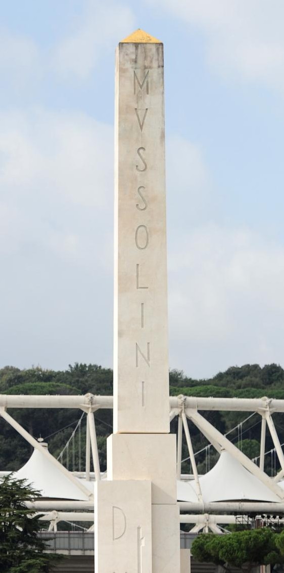 Der Mussolini-Obelisk vor dem Olympiastadion in Rom.