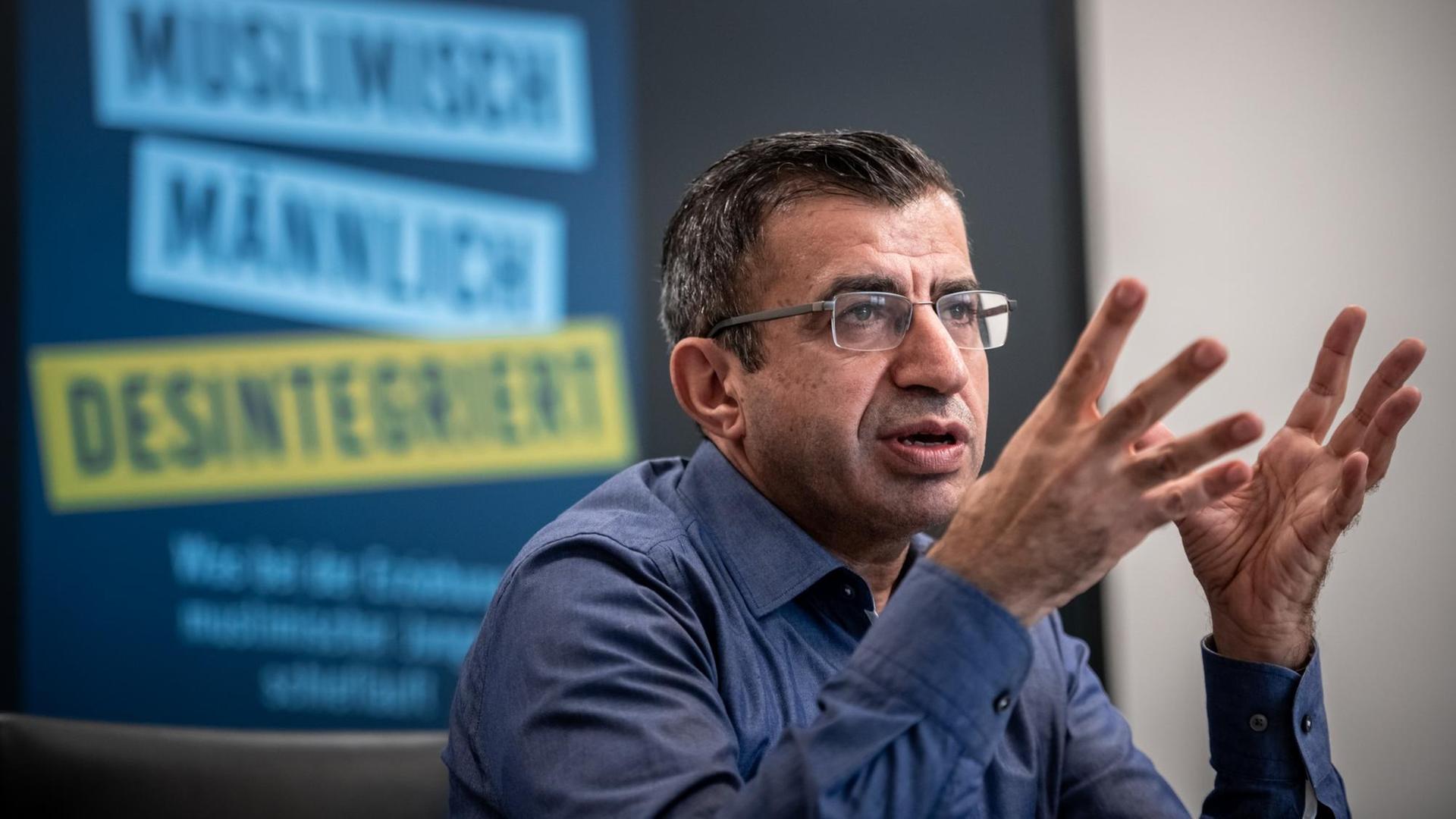 24.10.2019, Nordrhein-Westfalen, Dortmund: Pressekonferenz an der Fachhochschule Dortmund mit Wissenschaftler Ahmet Toprak. Der Erziehungswissenschaftler Ahmet Toprak stellt sein Buch "Muslimisch, männlich, desintegriert" vor. 24.10.2019, Nordrhein-Westfalen, Dortmund: Pressekonferenz an der Fachhochschule Dortmund mit Wissenschaftler Ahmet Toprak. Der Erziehungswissenschaftler Ahmet Toprak stellt sein Buch "Muslimisch, männlich, desintegriert" vor.