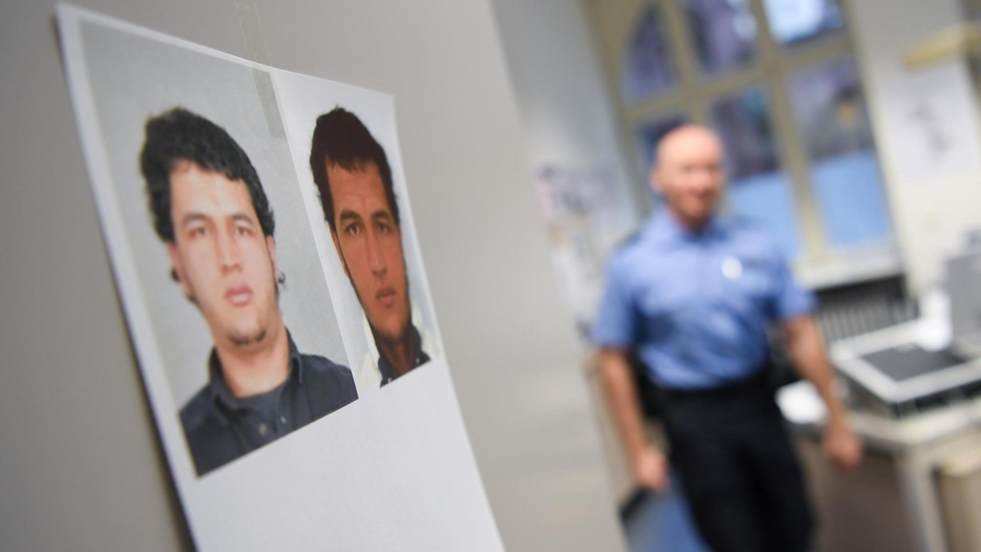 Fahndungsfotos des im Zusammenhang mit dem Terroranschlag von Berlin gesuchten Tunesiers Anis Amri hängen an der Tür der Weihnachtsmarktwache in Frankfurt am Main (Hessen). Fahndungsfotos des im Zusammenhang mit dem Terroranschlag von Berlin gesuchten Tunesiers Anis Amri hängen an der Tür der Weihnachtsmarktwache in Frankfurt am Main (Hessen).
