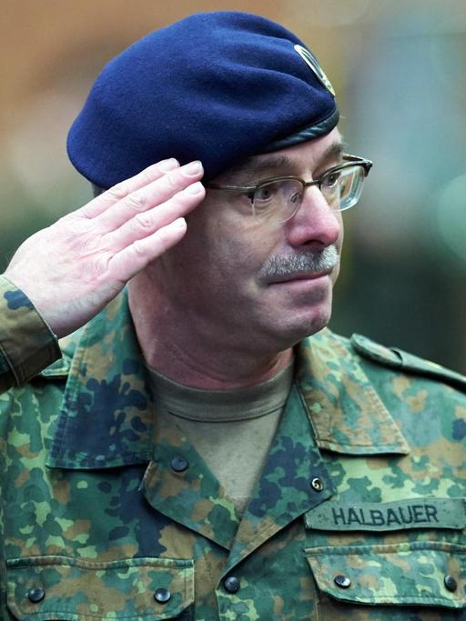 Der deutsche Kommandant Lieutenant General Volker Halbauer des I. Deutsch-Niederländische Korps salutiert in Münster bei der Übergabe des Kommandos der schnellen Eingreiftruppe der NATO (NRF)