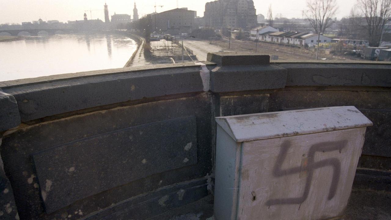 Nazisymbol in Dresden: Ein auf einen Stromkasten gesprühtes Hakenkreuz Nazisymbol in Dresden: Ein auf einen Stromkasten gesprühtes Hakenkreuz