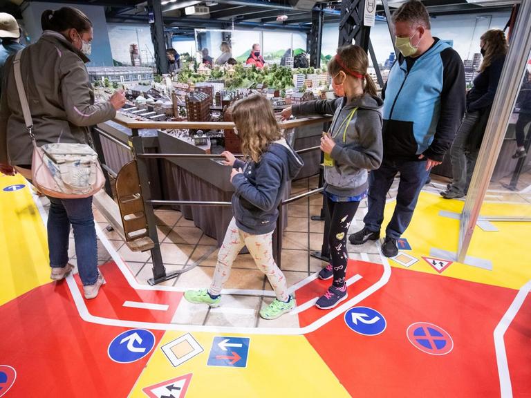Besucher im Miniatur Wunderland müssen derzeit einem Leitsystem folgen.